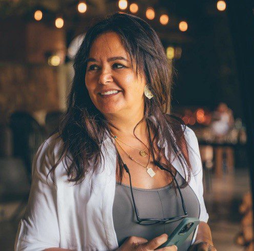 graphic with photo of wmnsWORK alumna, Njeri Gachuhi, owner of The Travelling Wakili based out of Kenya