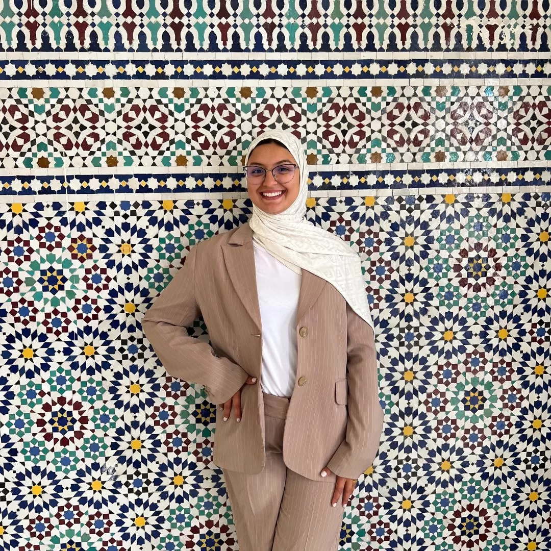 graphic with photo of wmnsWORK alumna, Njeri Gachuhi, owner of The Travelling Wakili based out of Kenya