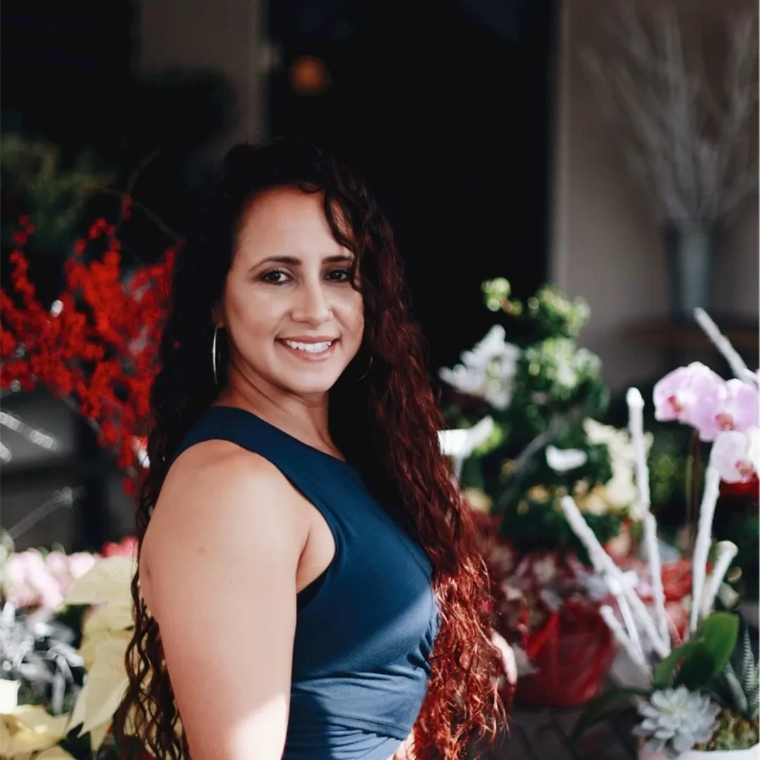 graphic with photo of wmnsWORK alumna, Njeri Gachuhi, owner of The Travelling Wakili based out of Kenya