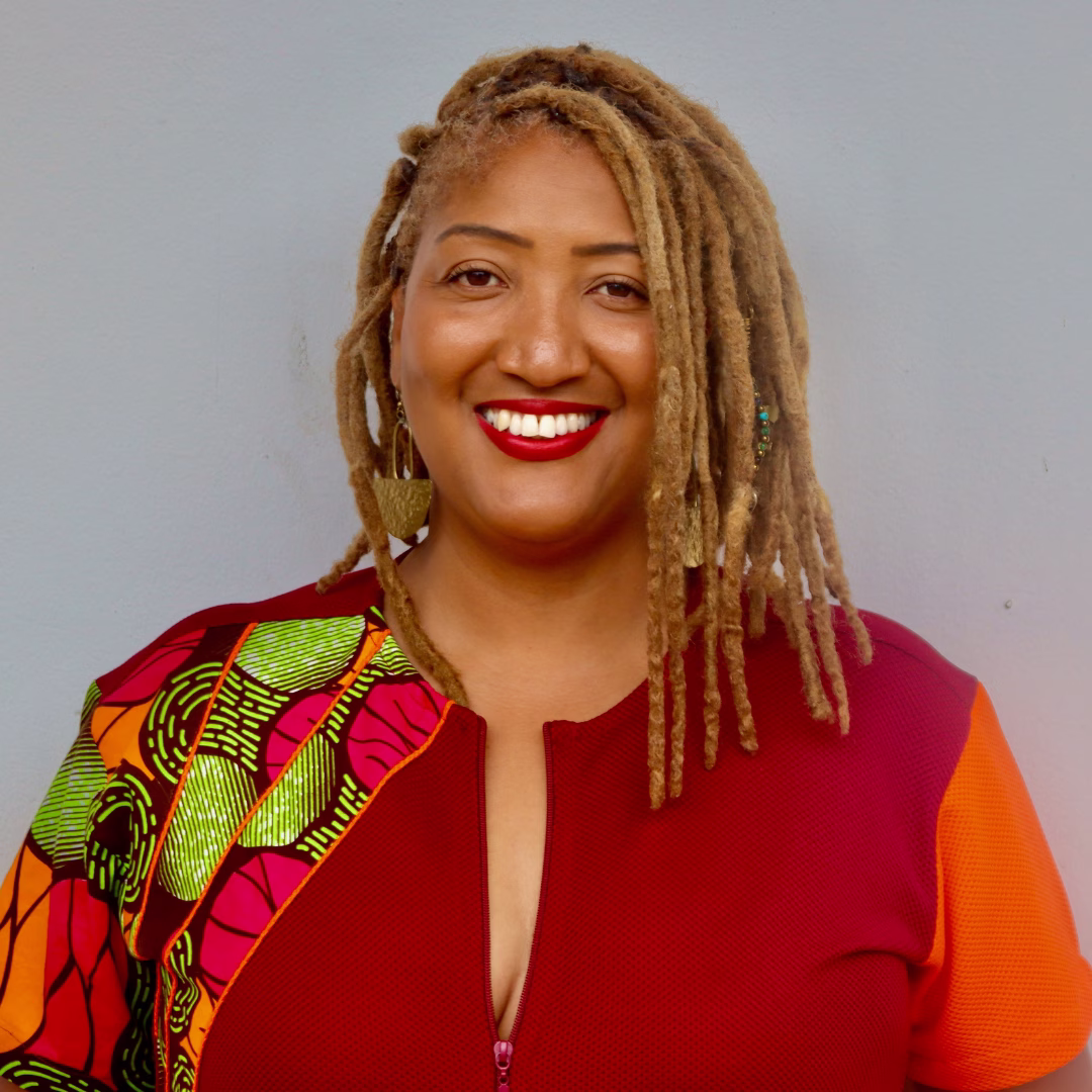 graphic with photo of wmnsWORK alumna, Njeri Gachuhi, owner of The Travelling Wakili based out of Kenya